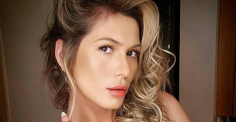 Com biquíni atoladíssimo, Lívia Andrade empina o bumbum para a câmera e ostenta corpão: “Esculpida”