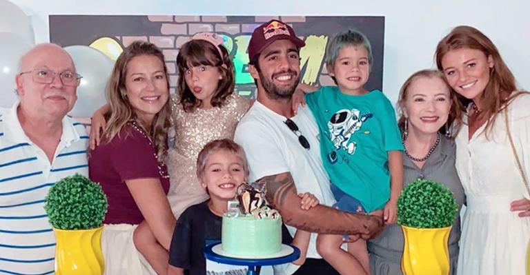 Que briga? Luana Piovani reúne Pedro Scooby e a esposa, Cintia Dicker, para aniversário dos filhos