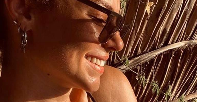 Paolla Oliveira posa ao natural com biquíni finíssimo e fãs elogiam: “Beleza em casa detalhe”