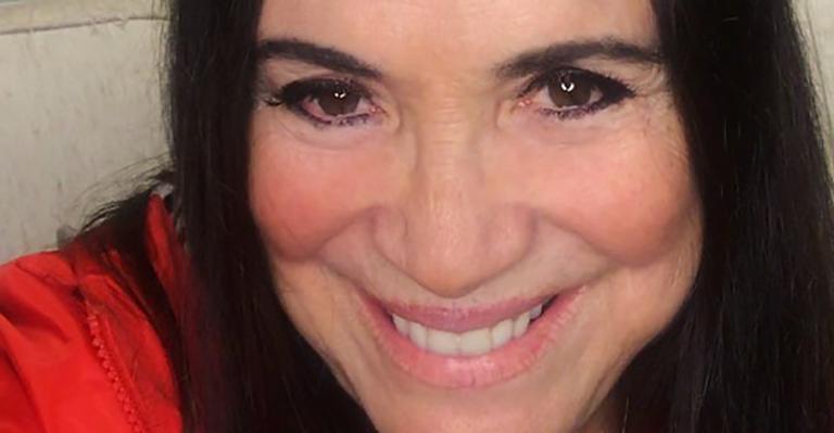 Regina Duarte quebra três dentes ao sofrer acidente com celular e mostra foto do ‘estrago’: “Muito sangue”