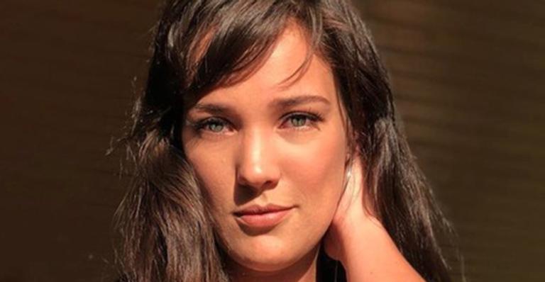 No ar em Fina Estampa, Adriana Birolli causa ao surgir nua na cama: “Dia de preguiça”