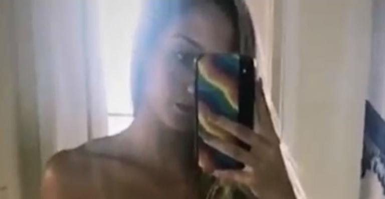 Após cirurgia, Bruna Griphao posa de biquíni e exibe corpo definido em foto no espelho