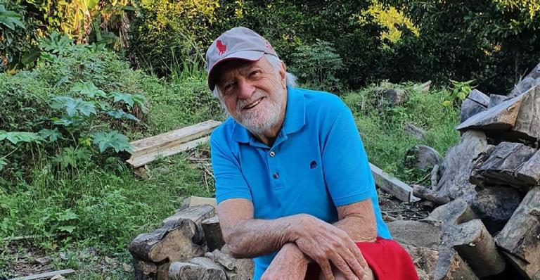 Desastre na cozinha! Ary Fontoura aparece coberto de farinha trigo e diverte seguidores