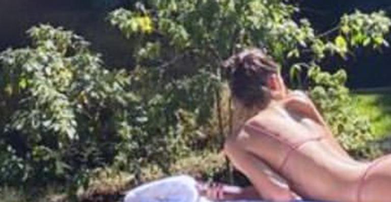 Flagra! Com biquíni fininho, Bruna Marquezine renova o visual tomando sol em sua mansão