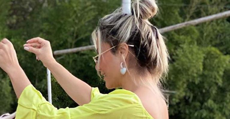Com look bafônico, esposa de Leonardo surge belíssima em sua mansão: “Valorizou suas curvas”