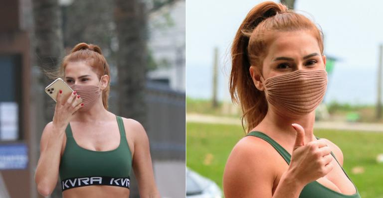 Deborah Secco deixa barrigunha chapada à mostra durante dia de academia