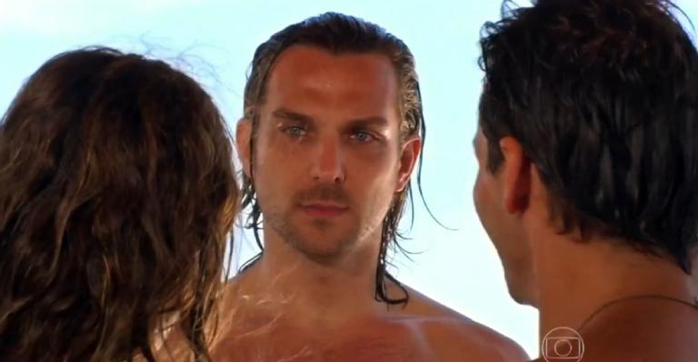 Flor do Caribe: Alberto mostra incômodo ao presenciar Ester e Cassiano aos beijos