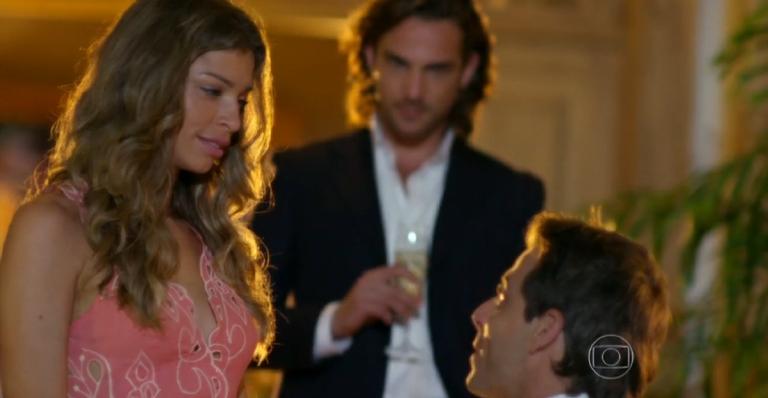 Flor do Caribe: Plano de Alberto dá certo e Cassiano pede Ester em casamento