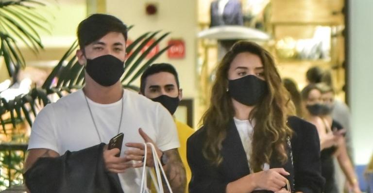 Pela primeira vez, Rafa Kalimann e Daniel Caon são flagrados passeando de mãos dadas