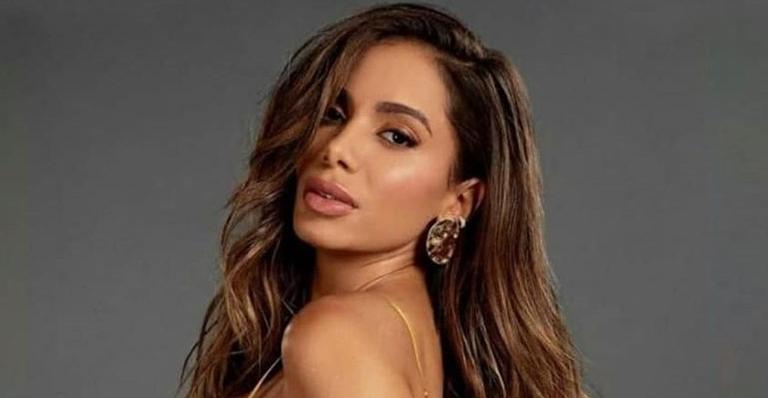 Após 4 meses, Anitta tira o aplique e choca web ao exibir cabelo natural: “Estou achando ralo”