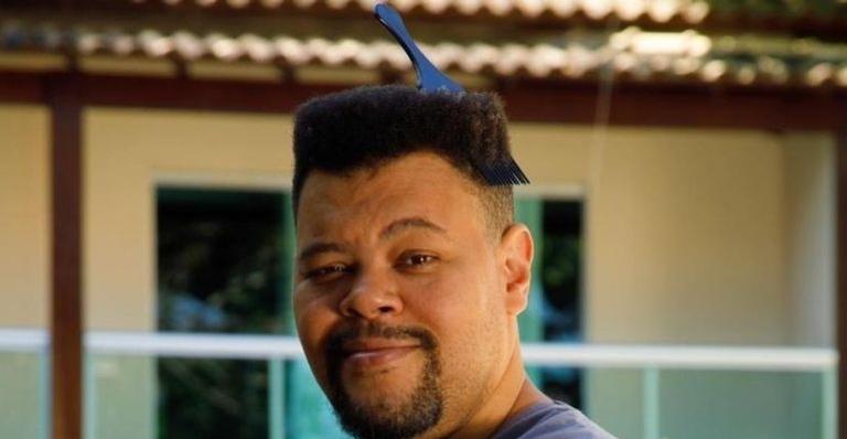 Babu Santana fala sobre transformações ao longo da vida: “Em constante mudança”