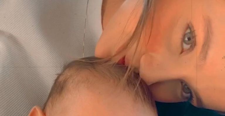 Biah Rodrigues paparica muito o filho e look conquista os fãs: ”Vaqueirinho!”