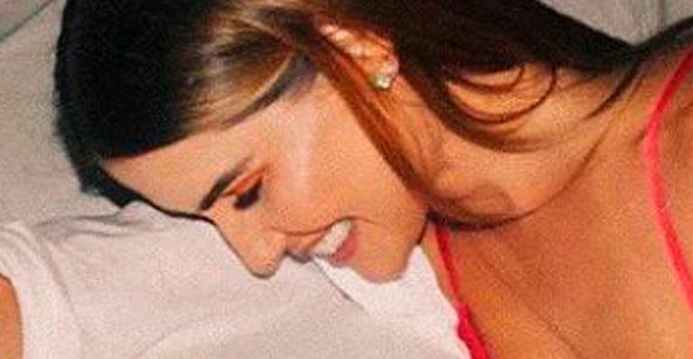 De lingerie, Deborah Secco posa descontraída e mostra corpão à vontade: “Carão desmancha”