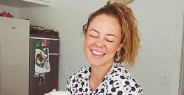 De pijama, Paolla Oliveira mostra os pernões torneados e brinca: ”O dia inteiro”