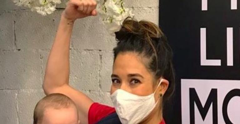 De volta ao trabalho, Giselle Itié mostra rotina intensa com o bebê e motiva: ”Lute como uma mãe!”