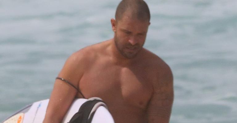 Que homão! Diogo Nogueira surfa, desfila sem camisa e exibe corpão em praia do Rio