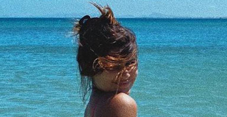 Filha gata de Flávia Alessandra exibe bumbum dourado em banho de mar: “Água quentinha”