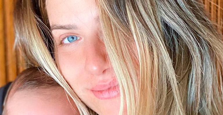 Giovanna Ewbank mostra rostinho de Zyan dormindo em seus braços e arranca suspiros: “É muito lindo”