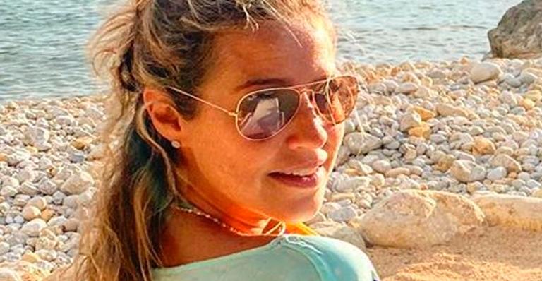 Luana Piovani aproveita praia em Ibiza e mostra os pernões ao sol: “Novo ciclo”