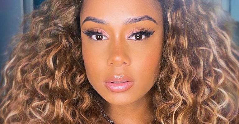 MC Rebecca faz tatuagem reparadora para esconder estrias: “Dói um pouquinho”