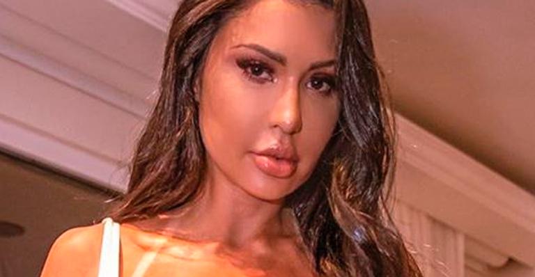 Praticamente nua, Gracyanne Barbosa surge em foto sugestiva e provoca: “Cuidando do brinquedo do pai”