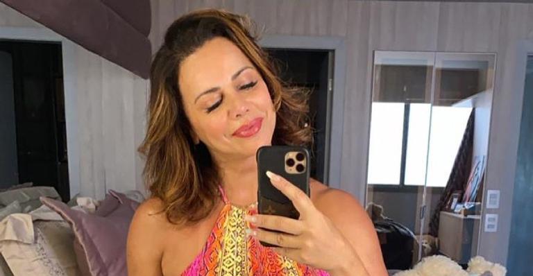 Com biquíni micro, Viviane Araújo arranca suspiros ao ostentar corpo escultural