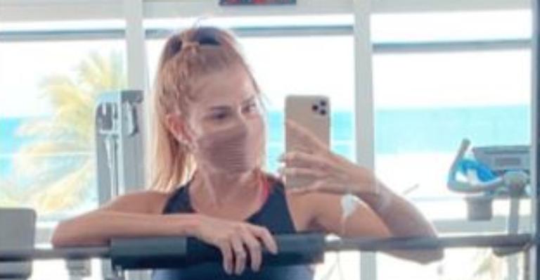 Deborah Secco abusa de shorts micro e barriguinha riscada rouba a cena: ”Tá sequinha!”