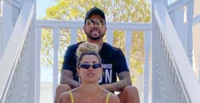 Dentinho e Dani Souza reúnem os três filhos em foto na escadaria de sua mansão: “Tem espaço”