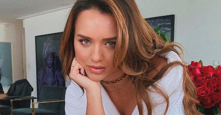 Ex-BBB Rafa Kalimann aparece só de roupão em bastidores e beleza causa impacto: “Maravilhosa”