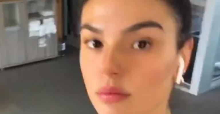 Dona de um corpo singular, Isis Valverde ostenta abdômen chapado ao exibir malhação nas redes