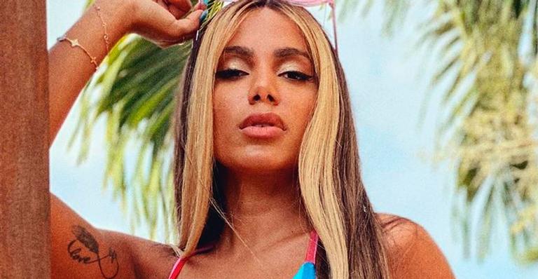 Anitta aposta em biquíni multicolorido e recebe cantada do ex: “Tem telefone?”