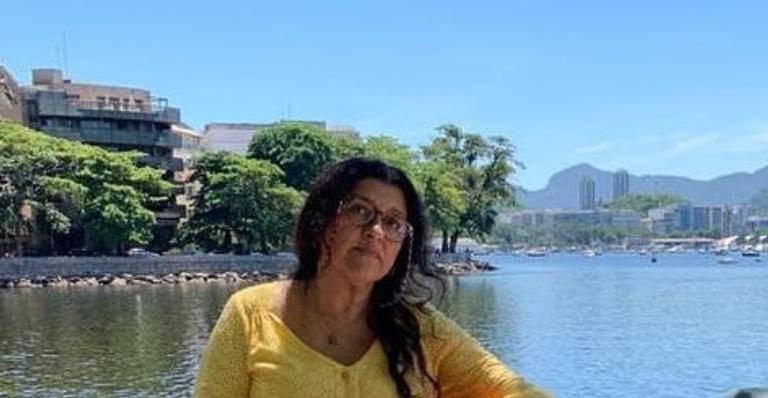 Regina Casé surge em banho coberta de espuma: ”Pra não dizer que nunca mandei nudes”