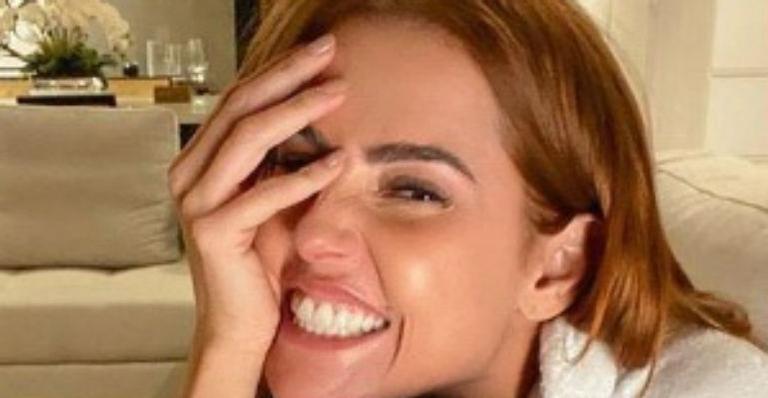 Apaixonada, Deborah Secco arranca suspiros da web ao dividir momento a dois com maridão: “Tentando entender”