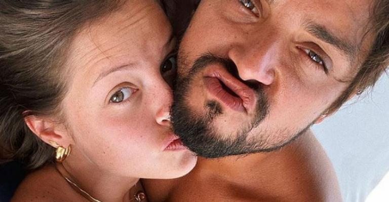 Após ser diagnosticada com COVID-19, Agatha Moreira surge com namorado e tranquiliza: “Estamos muito bem”