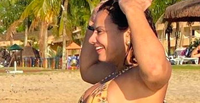De biquíni, Viviane Araújo curte momento íntimo com o namorado e se declara: “Sou feliz ao teu lado”