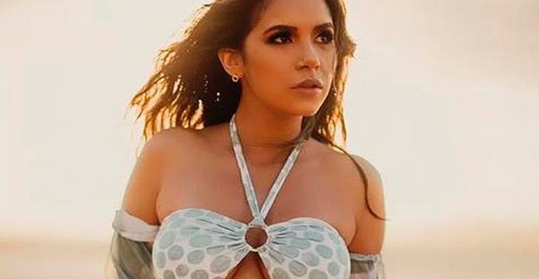 Ex-BBB Gizelly Bicalho puxa maiô na praia e revela dobrinha da virilha: “Musa”
