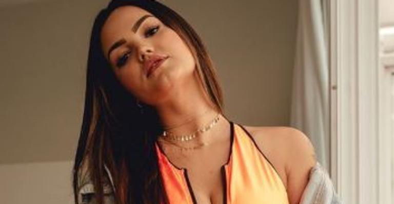 Filha de Kelly Key eleva a temperatura em maiô decotadíssimo e impressiona web: ”Que gata!”
