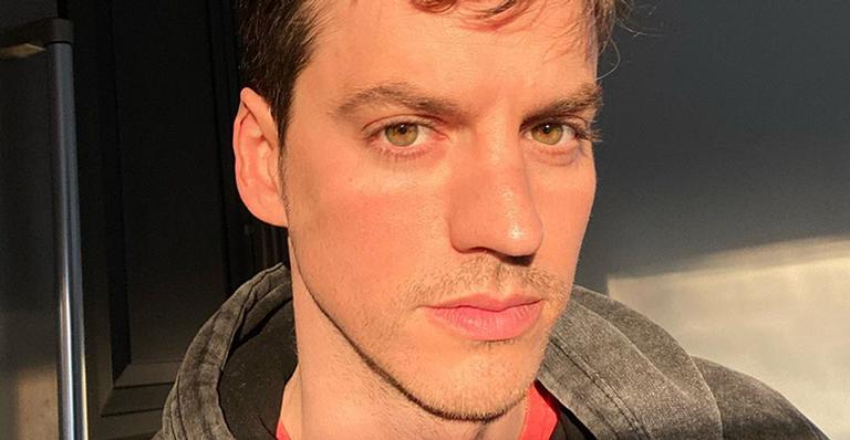 Irmão de Luciano Huck encanta a web ao relembrar clique antigo com o apresentador: “Irmão querido”