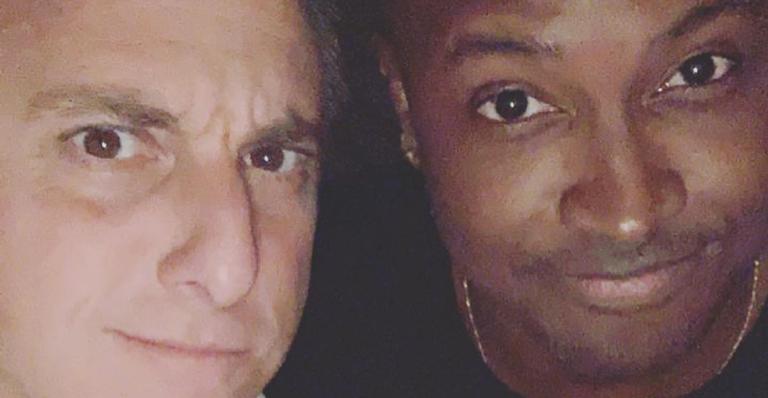 Luciano Huck recebe homenagem comovente de Thiaguinho: ”Amo muito”