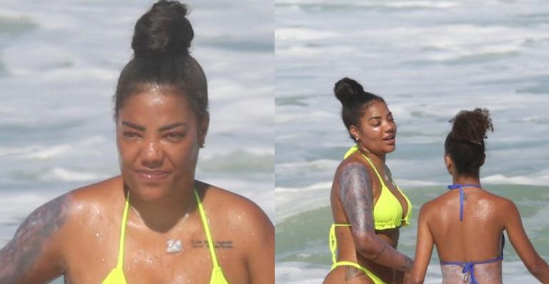 Ludmilla e Brunna Gonçalves exibem ótima forma em dia de praia no Rio de Janeiro