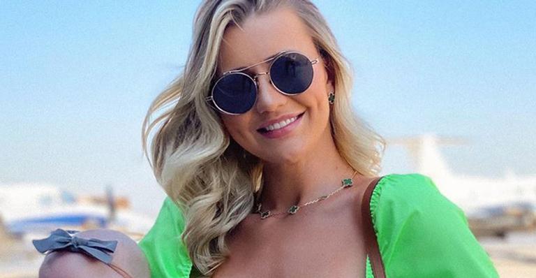 Esposa de Roberto Justus elege look sofisticado para pegar voo com a filha: “Lá vamos nós”