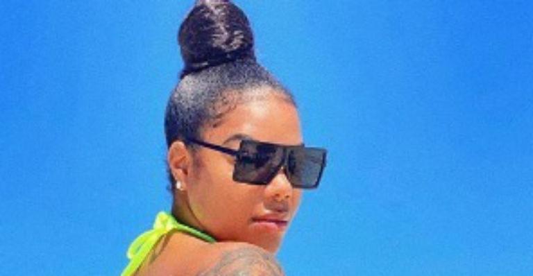 De biquíni neon, Ludmilla incendeia a web ao ostentar bumbum poderoso em clique