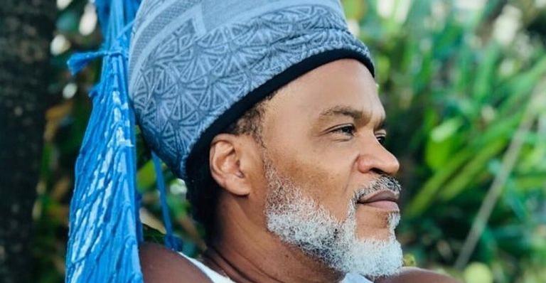 Carlinhos Brown pede cuidado nas redes: “Sem aglomeração”