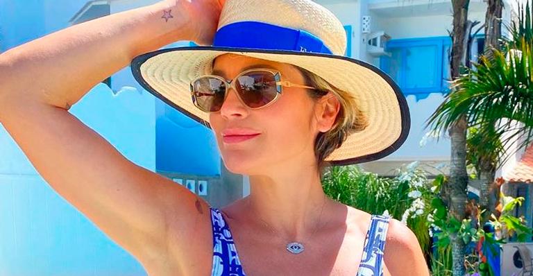 De maiô cavado, Flávia Alessandra aponta bumbum para câmera e agrada: “Azul é a cor mais quente”