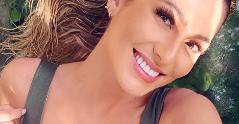 Lívia Andrade surge com maiô decotadíssimo e exibe corpo espetacular: “Sorria”