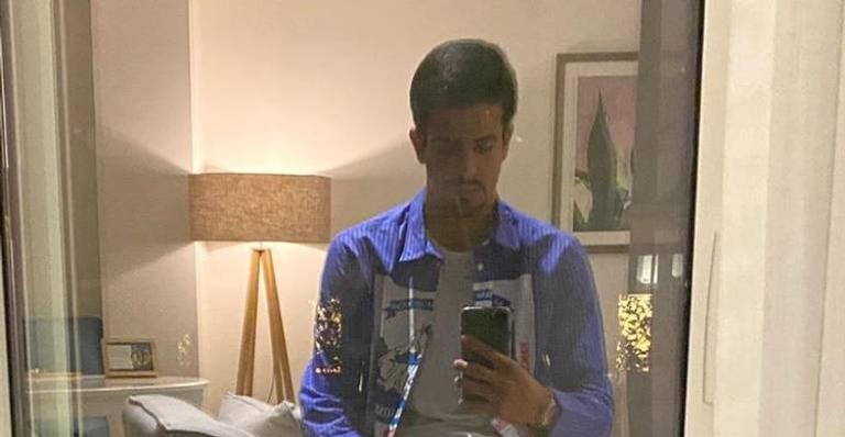 Filho de Claudia Raia surge em clique fazendo gesto inusitado e fãs se divertem