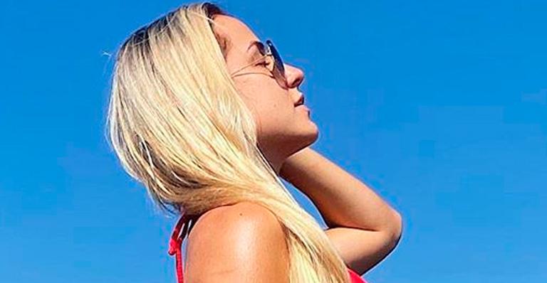 Platinada, ex-BBB Gabi Martins curte dia ao sol e mostra bumbum redondinho de biquíni: “Corpão”