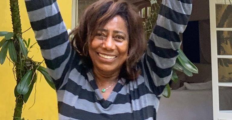 Aos 71 anos, Glória Maria mostra toda elasticidade e celebra retorno às atividades físicas