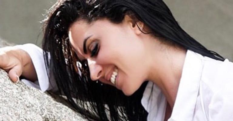 Noiva de Zezé di Camargo posa de biquíni fio-dental em clique bem picante: “Aguçar a curiosidade”