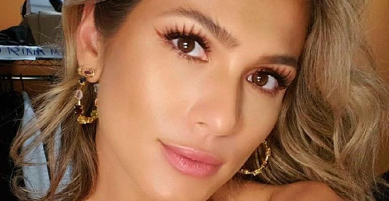 Lívia Andrade aposta em vestido chiquérrimo e decote arriscado: “Total de zero defeitos”